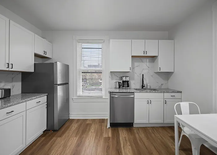 Shadyside, !b Modern And Bright Private Bedroom With Shared Bathroom