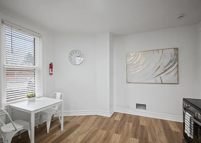 Shadyside, !b Modern And Bright Private Bedroom With Shared Bathroom *
