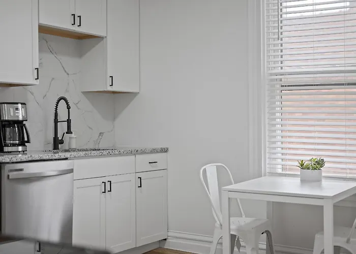 Homestay Shadyside, !b Modern And Bright Private Bedroom With Shared Bathroom