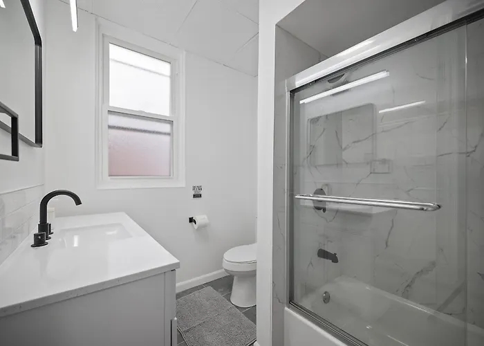 Homestay Shadyside, !b Modern And Bright Private Bedroom With Shared Bathroom