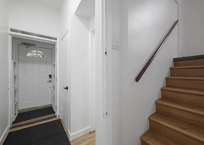 Shadyside, !b Modern And Bright Private Bedroom With Shared Bathroom *