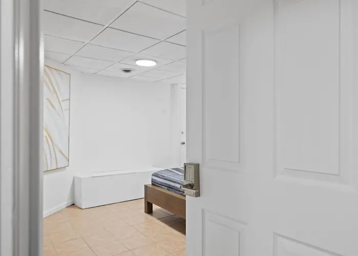 Homestay Shadyside, !b Modern And Bright Private Bedroom With Shared Bathroom *