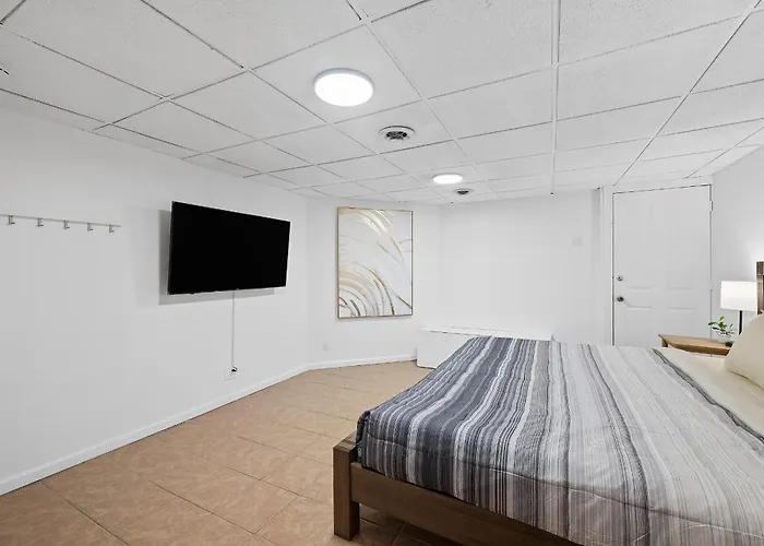 Shadyside, !b Modern And Bright Private Bedroom With Shared Bathroom